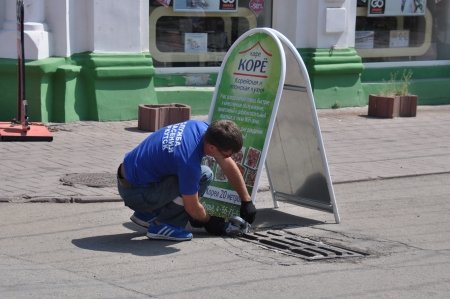 В Иркутске на улице Урицкого демонтировали незаконно установленные рекламные конструкции