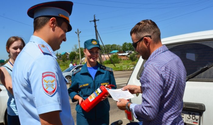 В Иркутске прошла акция «Каждому водителю по огнетушителю»