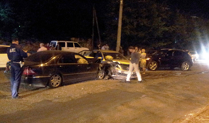 В Иркутске на улице Академической столкнулись три автомобиля. Два человека пострадали