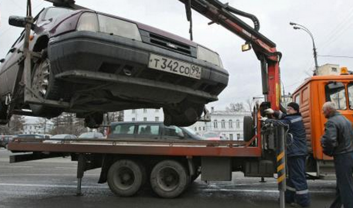 Москвич, пытаясь «спастись» от штрафа, посадил жену и ребенка в автомобиль во время эвакуации