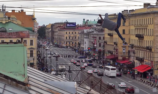 20 метров над землей: житель Санкт-Петербурга пересек Невский проспект по проводам