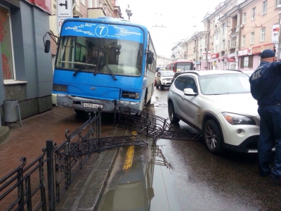 В Иркутске водитель автобуса второй раз за неделю стал виновником аварии