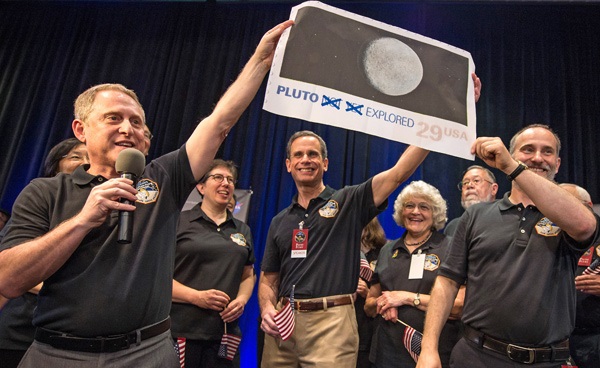 Станция NASA New Horizons передала на Землю первые фотографии с поверхности Плутона