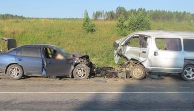 В Иркутской области в результате лобового столкновения автомобилей погибли два человека