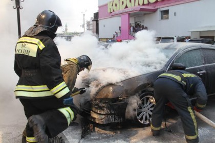 Сегодня в Иркутске около ТЦ «Карамель» горел автомобиль Nissan Teana