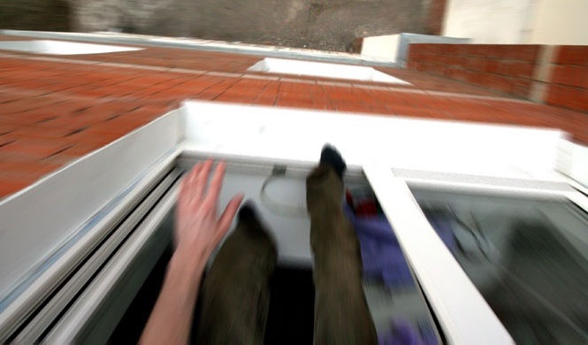 В Саранске мужчина выкинул с балкона двух своих знакомых