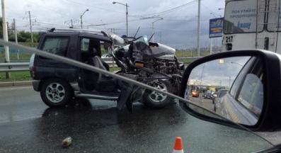 В Иркутске водитель Mitsubishi Pajero погиб после столкновения с троллейбусом