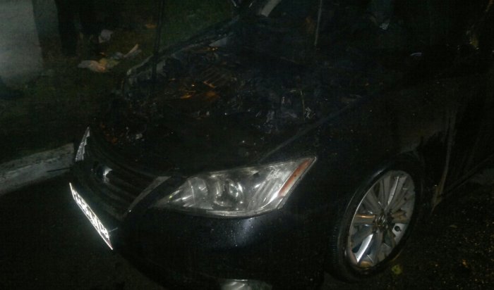 В Иркутске на улице Профсоюзной подожгли автомобиль Lexus ES 350