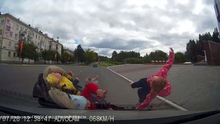 В Свердловской области 20-летний водитель сбил пешехода с тремя малолетними детьми