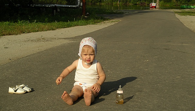 В Алтайском крае грузовик переехал годовалую девочку