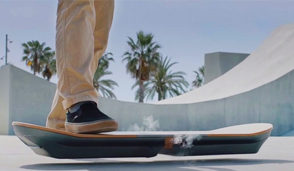 Lexus представил «левитирующий скейтборд» из фильма «Назад в будущее-2» (видео)