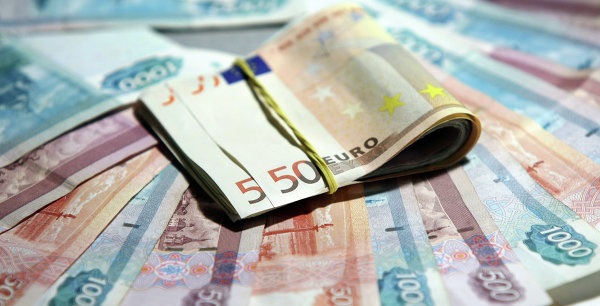Официальный курс евро вырос до 70,75 рубля