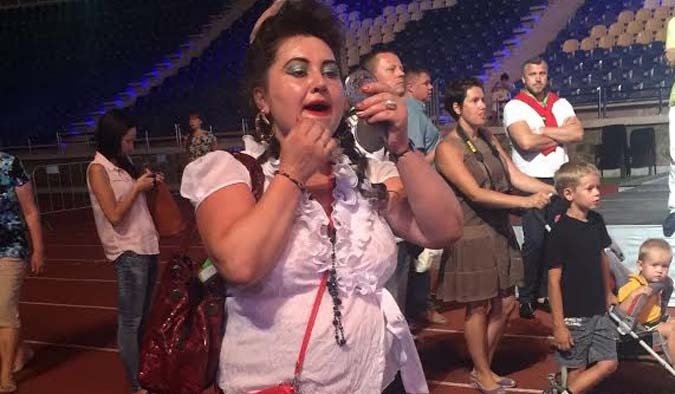 Фанатка Киркорова набросилась на него во время концерта (видео)