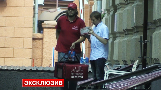 В Новосибирске объявившие голодовку члены ПарНаС заказали себе пиво и пиццу