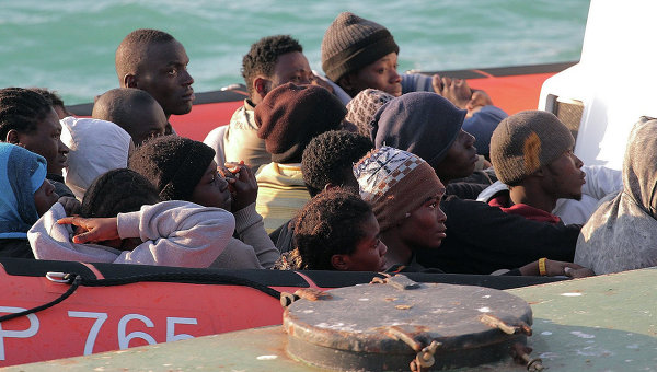 В трюме судна у берегов Италии задохнулись 49 мигрантов