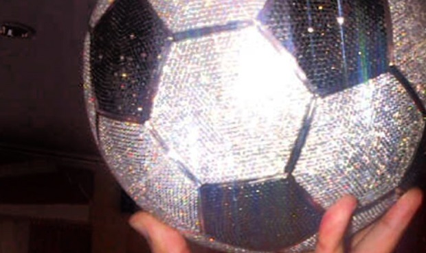 Форвард «Реала» купил бриллиантовый футбольный мяч