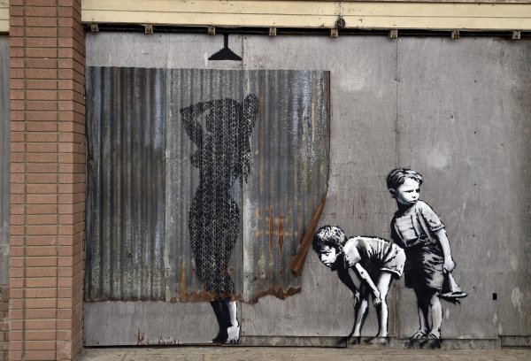 В Англии уличный художник открыл выставку «Мрачный Диснейленд» (Видео)