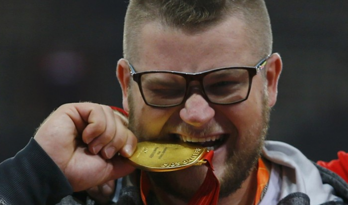 Легкоатлет расплатился в такси своей золотой медалью ЧМ-2015