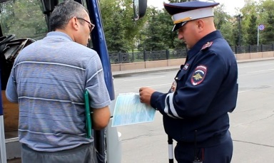 В Иркутске полицейские проверяют работу водителей маршруток