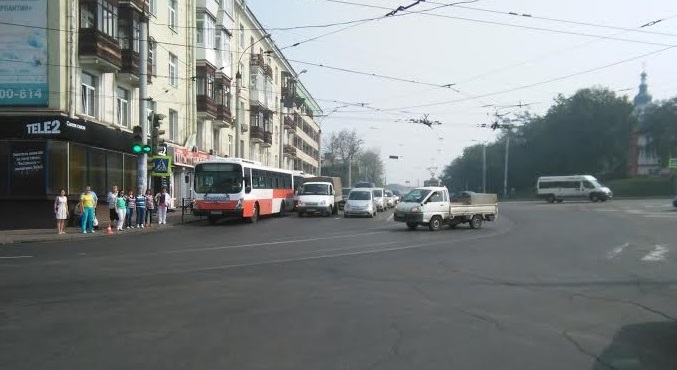 В Иркутске на улице Ленина водитель автобуса наехал на студента