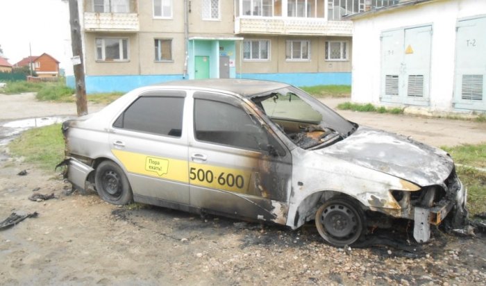 Сегодня ночью в Ангарске сгорели два автомобиля такси «Максим»