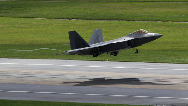 США впервые перебросили в Европу истребители F-22 Raptor