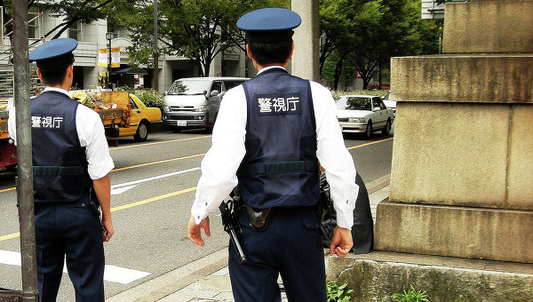 В Японии мужчина взял в заложники продавцов и потребовал выпивку