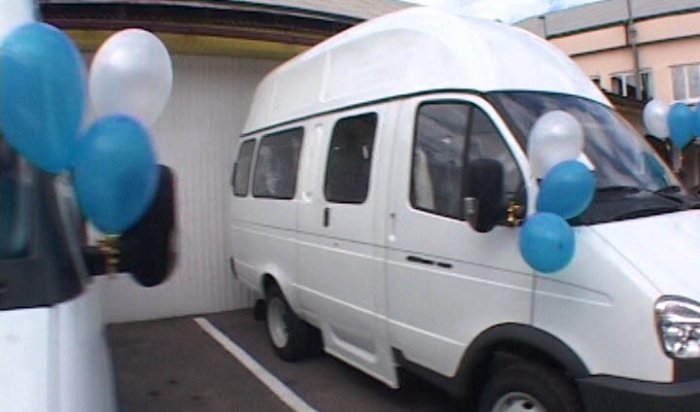 В Иркутской области двум многодетным семьям подарили микроавтобусы