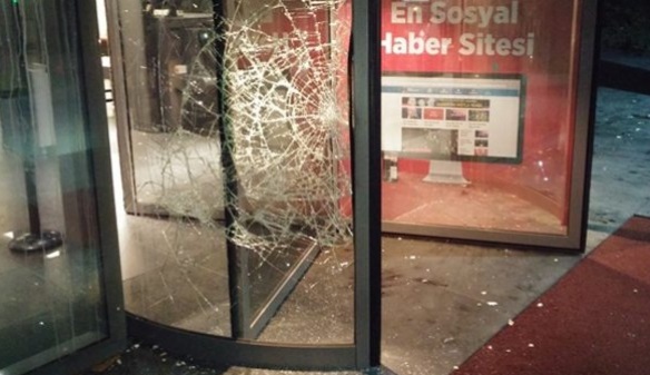 Демонстранты забросали камнями офис турецкой газеты «Hurriyet»