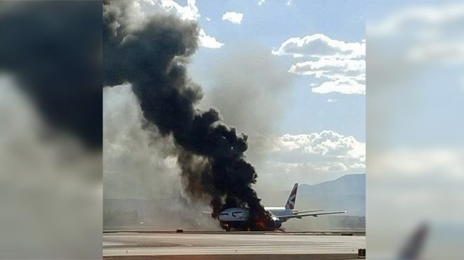 В аэропорту Лас-Вегаса на взлетной полосе загорелся самолет