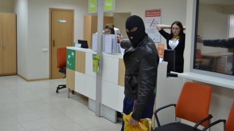Клиенты московского банка прогнали грабителя с гранатой