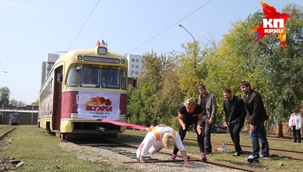 Иркутянка в одиночку сдвинула с места 17-тонный трамвай