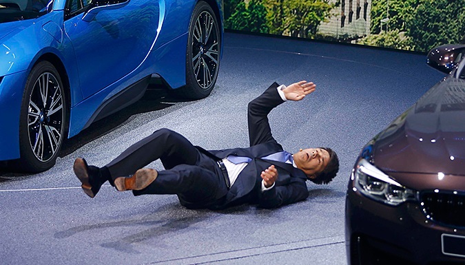 Глава BMW Харальд Крюгер упал в обморок на презентации автомобилей (видео)