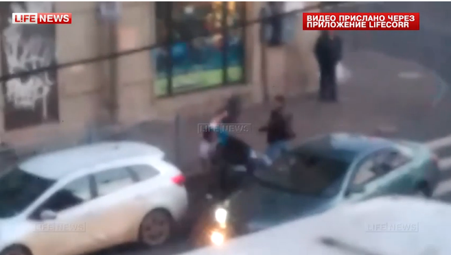 В Петербурге водители жестоко избили пешеходов прямо на переходе (видео)