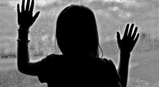 В Пскове мать два года держала взаперти 12-летнюю дочь и стреляла по соседям