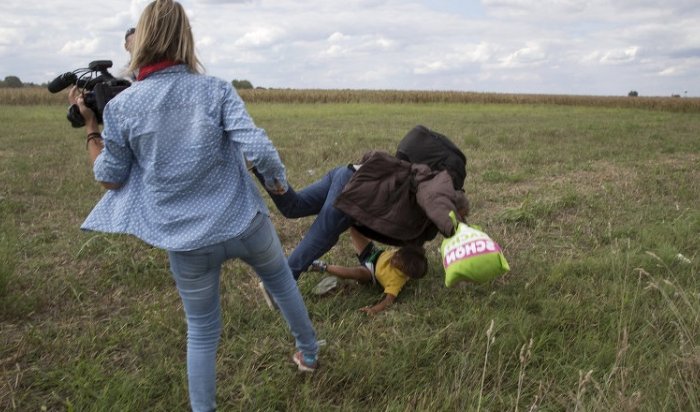 Сбитый с ног оператором в Венгрии беженец оказался боевиком «Аль-Каиды»