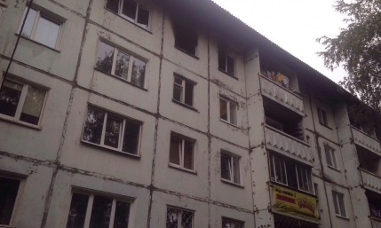 В микрорайоне Юбилейном Иркутска эвакуировали пять человек из горящего дома