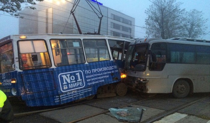 В Иркутске сегодня утром автобус въехал в трамвай (Видео)