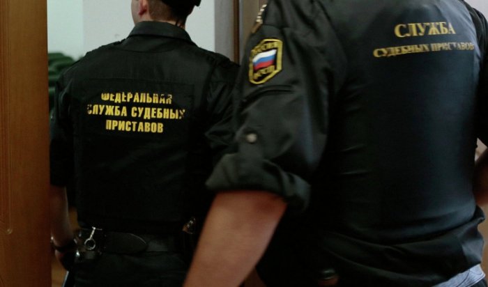 У иркутского предпринимателя судебные приставы арестовали диваны