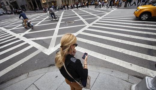 Пешеходов предлагают штрафовать за разговоры по мобильному на «зебре»