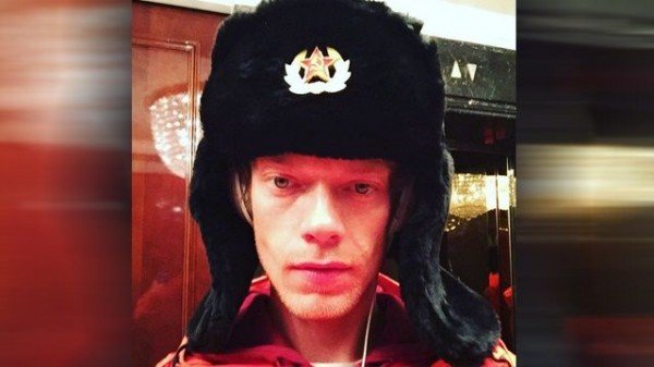 В Москве Элфи Оуэн-Аллен из «Игры престолов» сделал селфи в шапке-ушанке