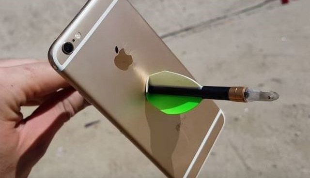 Американский блогер расстрелял iPhone 6s из лука
