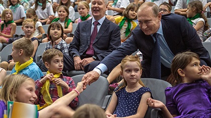 Лидеры фракций Думы попросили Путина создать общероссийскую детско-юношескую организацию