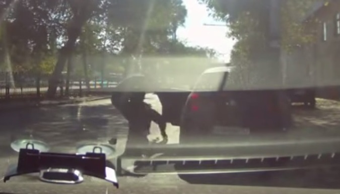 В Липецке водитель BMW сбил пенсионерку и попытался увезти ее с собой (видео)