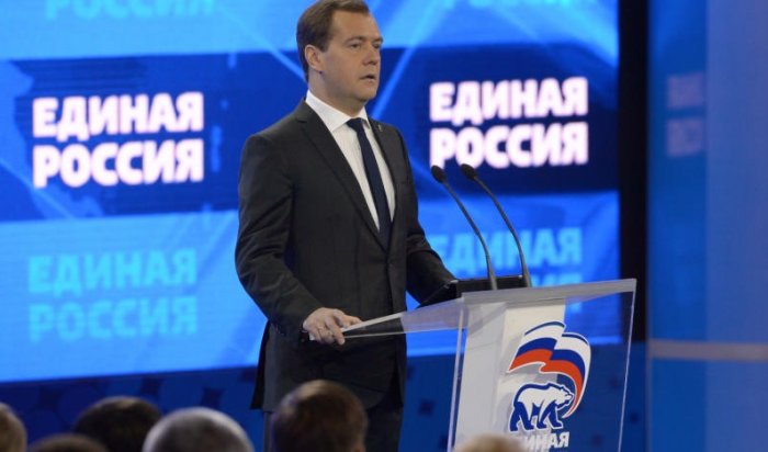 Медведев: повышать пенсионный возраст для граждан РФ и госслужащих пока не будут