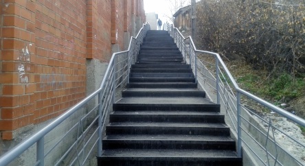 В Иркутске на улице Молдавской завершился капитальный ремонт лестницы