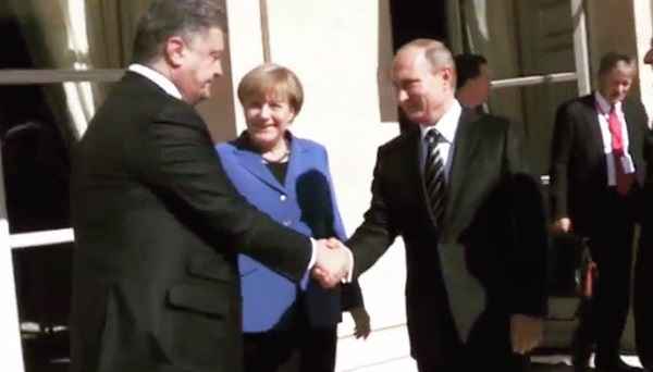 СМИ: Порошенко запретил показывать рукопожатие с Путиным на украинском телевидении