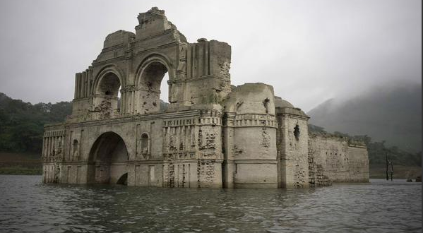 В Мексике средневековая церковь появилась из-под воды