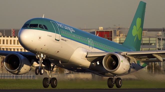 Пассажир летевшего в Дублин самолёта в панике искусал соседа и умер