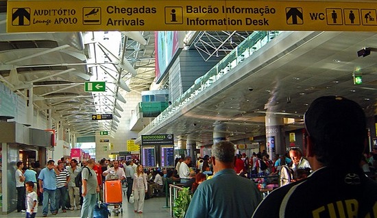 В аэропорту Лиссабона пассажирам, ожидавшим багаж, показали порнографический ролик